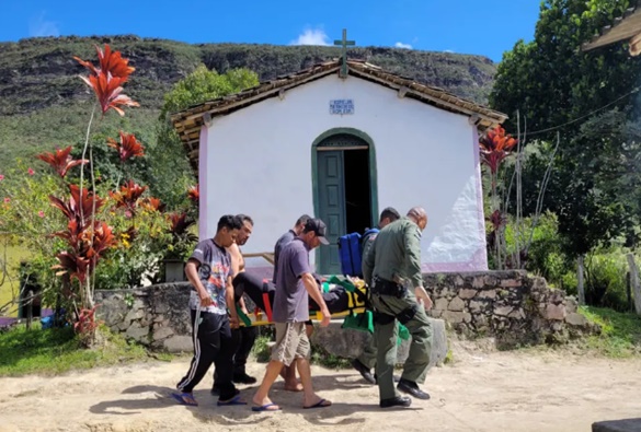 Turista de MT é resgatado pelos bombeiros após se acidentar em trilha na Chapada Diamantina