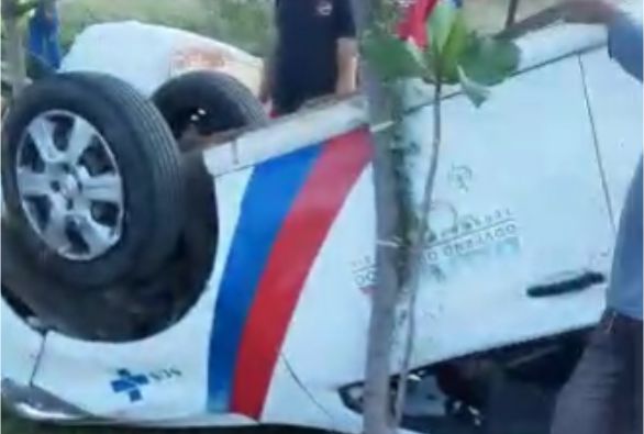 Ambulância de Dom Basílio capota após motorista desviar de ciclista em Brumado