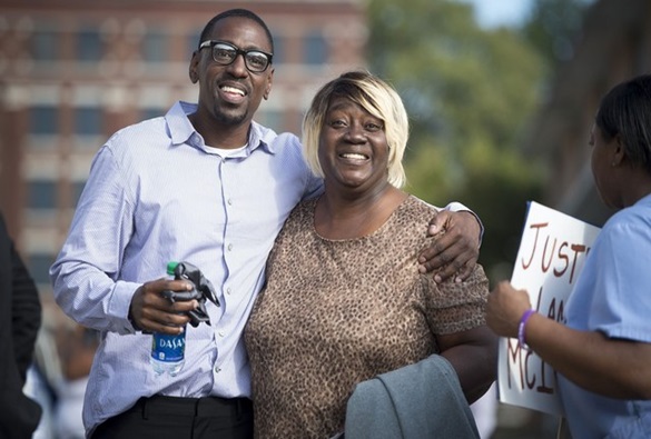Homem é solto após passar 23 anos na prisão por crime que não cometeu