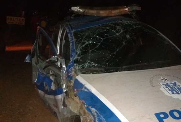 Viatura da Polícia Civil capota na BA-148 após colidir com trator na comunidade dos Patos