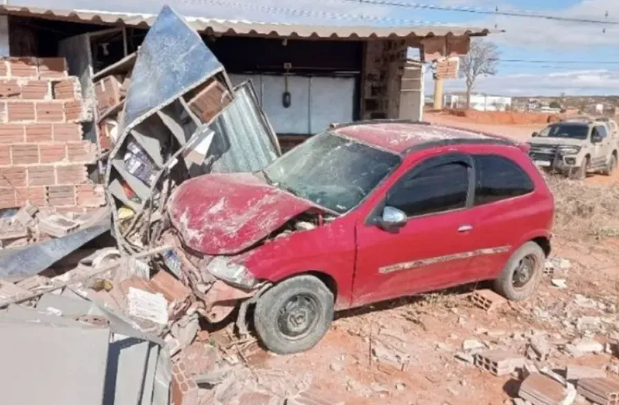 Homem furta carro de vizinho e provoca colisão em Tanhaçu
