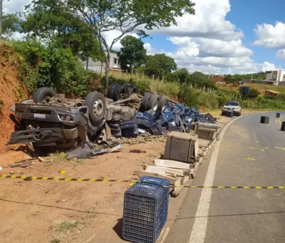 Caminhão carregado com mangas capota em Caetité