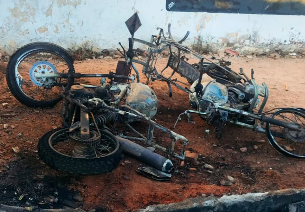 Colisão entre motos deixa feridos e provoca incêndio em Macaúbas