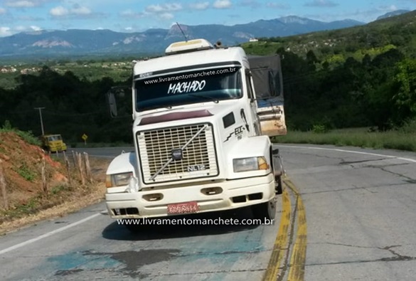 Por possível falha mecânica carreta ficou estacionada em plena rodovia BA-148
