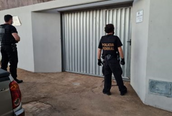 Idoso é preso acusado de arrastar cachorro amarrado em carro