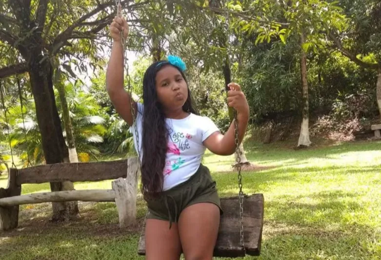 Menina de 12 anos é morta por traficantes enquanto brincava em praça