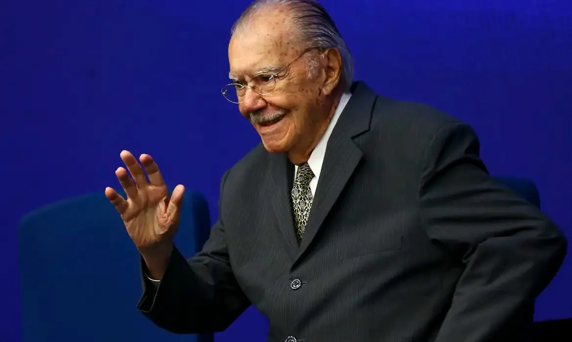 José Sarney recebe alta hospitalar após nove dias de internação