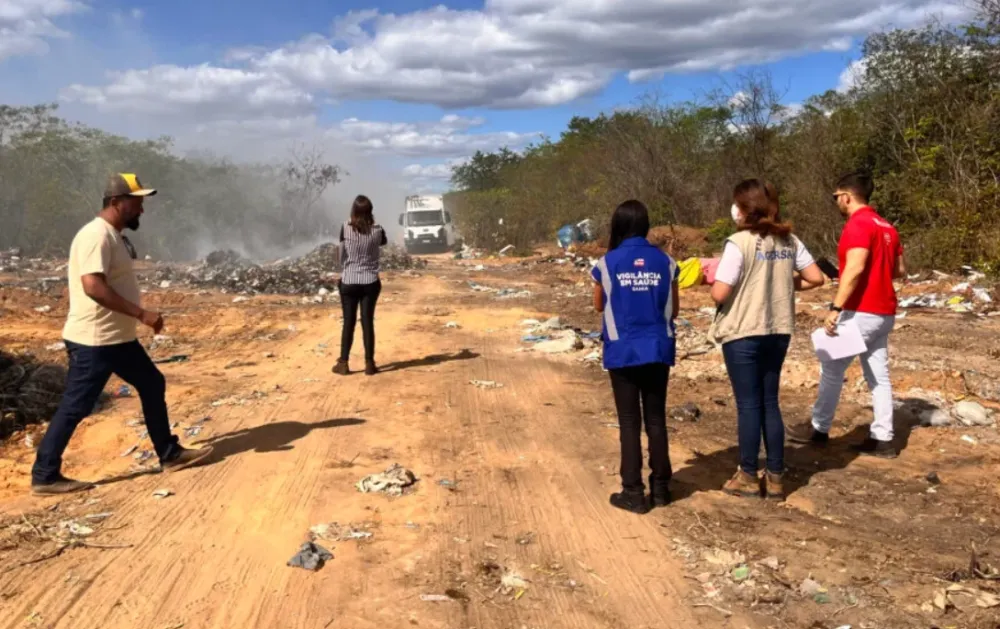 Caminhão da Prefeitura é flagrado despejando lixo em área irregular em Bom Jesus da Lapa