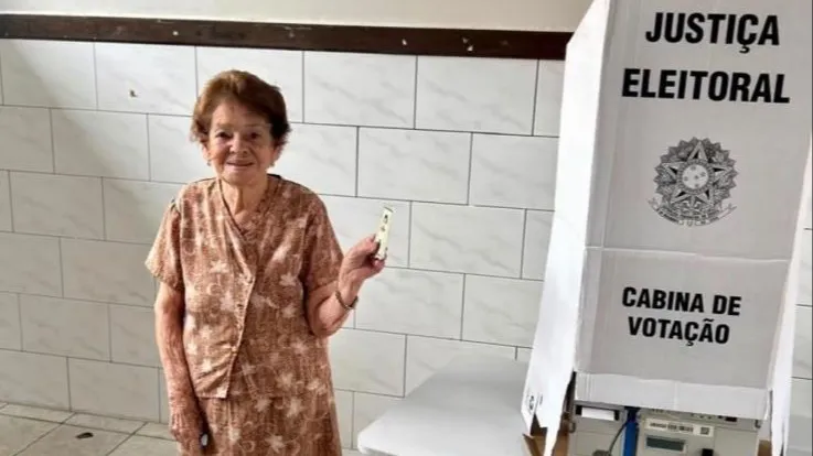 Dona Adalgisa de 98 anos fez questão de votar: "É um direito e uma alegria"