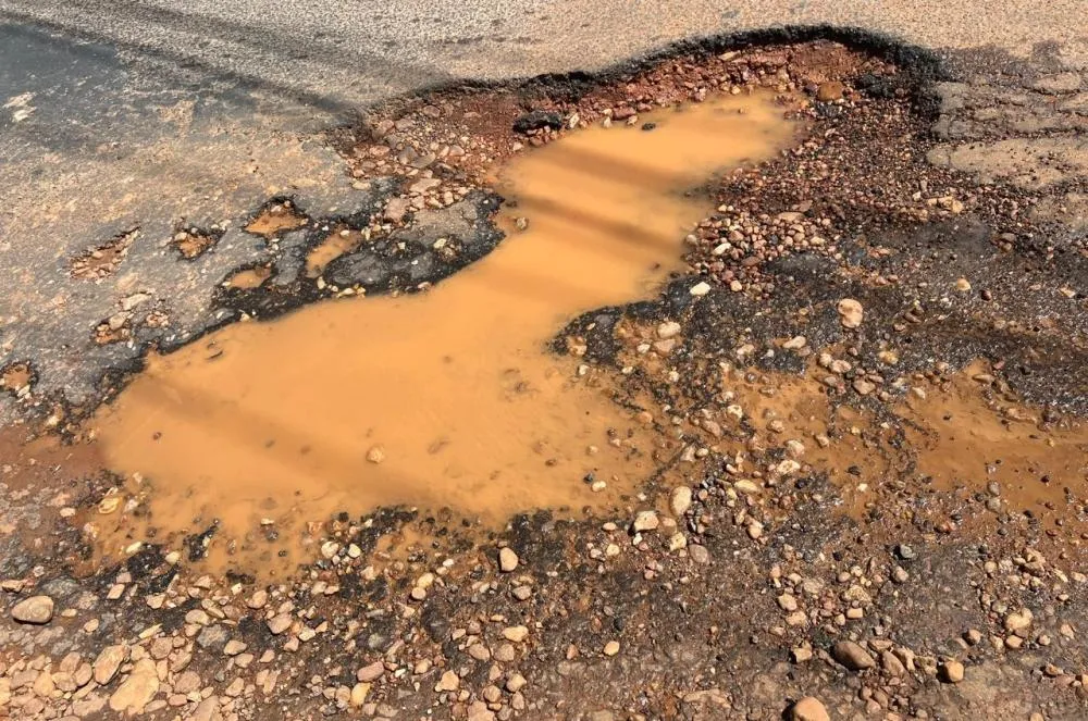 Buracos na Avenida Nelson Leal, em Livramento, dificultam trânsito 
