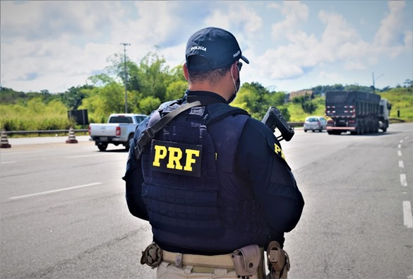 PRF na Bahia intensifica as ações de segurança e fiscalização na Operação Proclamação da República