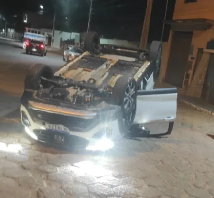 Carro tomba no Bairro Primeiro Gole, em Livramento