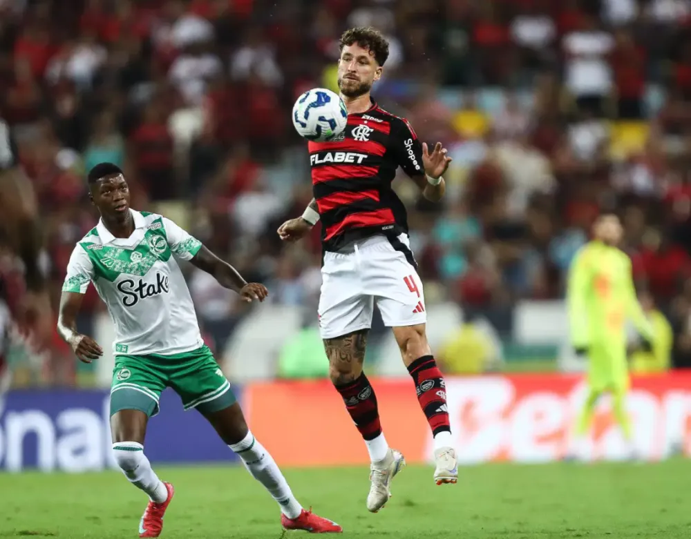 Flamengo goleia o Juventude e segue líder do Brasileirão
