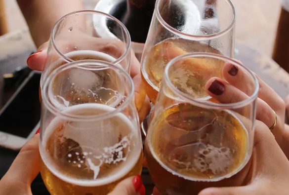 Consumo de cerveja sem álcool dispara no Brasil, vira tendência e deve chegar a quase 500 milhões de litros produzidos em 2023