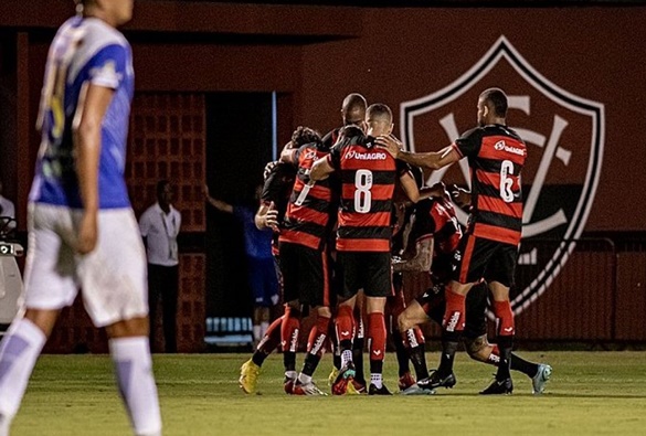 Vitória vence Jacobinense por 2x0 e volta a brigar por G4 no Baianão