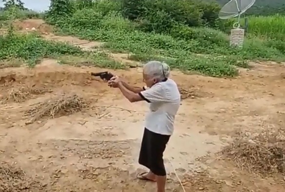 Vídeo de idosa atirando viraliza nas redes sociais; assista