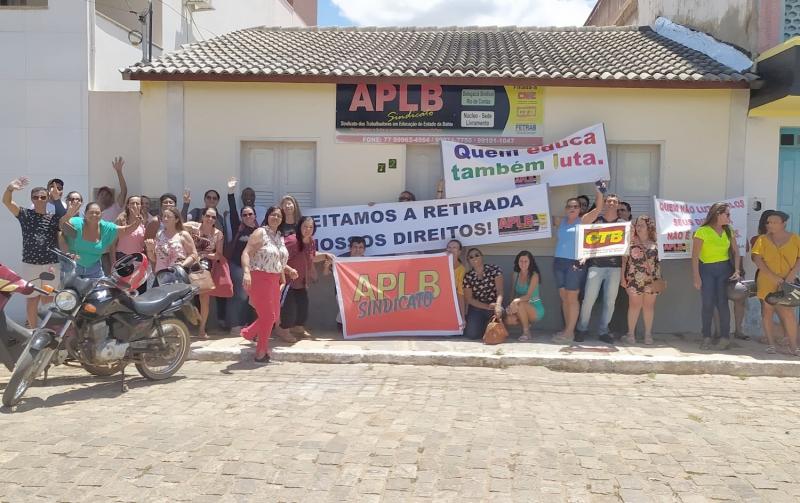 Professores da APLB Sindicato realizaram caminhada em Livramento pedindo reajuste do piso Nacional e valorização dos trabalhadores