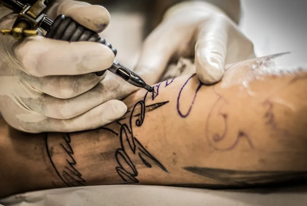 CFM proíbe uso de anestesia para tatuagens e alerta sobre riscos à vida