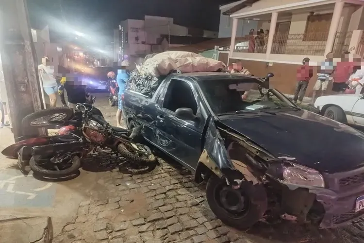 Homem é detido por embriaguez após acidente com carro e duas motos em Caculé; vítimas sofreram ferimentos
