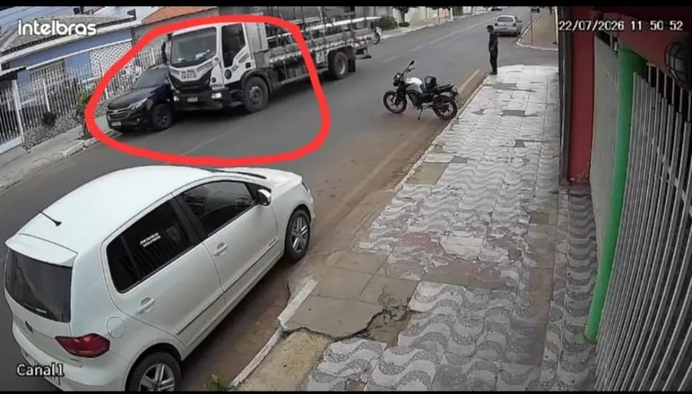 Acidente envolvendo caminhão é registrado no Centro de Livramento