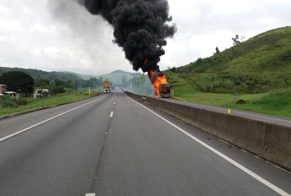 Ônibus do cantor sertanejo Léo Magalhães pega fogo na Via Dutra, em Resende, RJ
