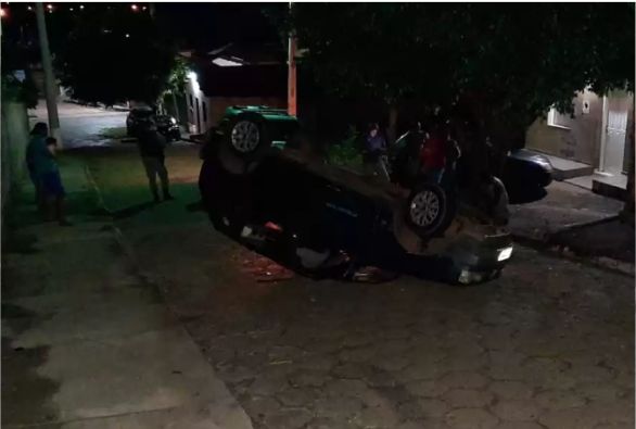 Carro capota na Ladeira do Bonfim em Livramento