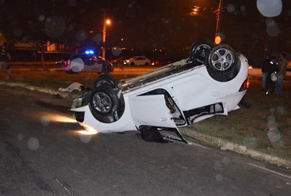 Motorista embriagado é preso após capotar carro e matar jovem de 18 anos atropelada em saída de festa 