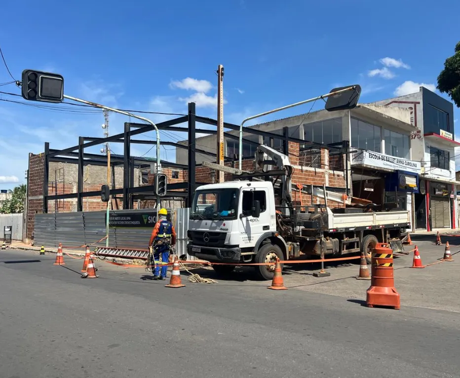 Motorista colide caminhão contra poste em Livramento e foge