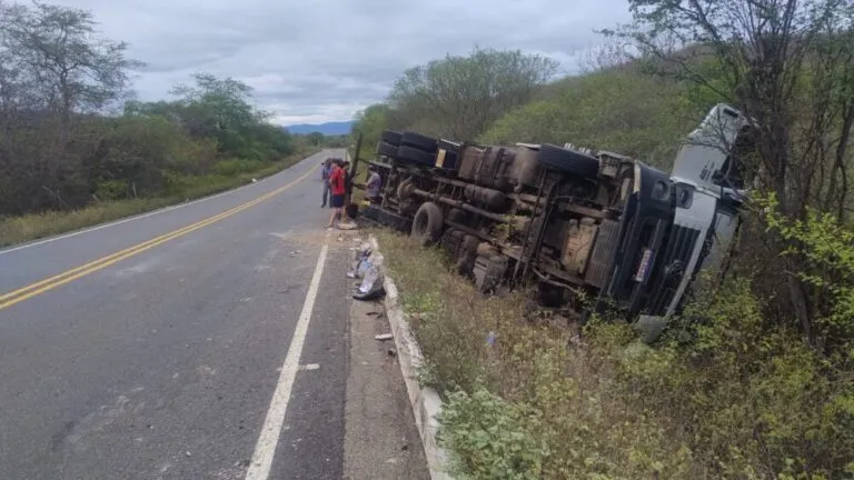 Caminhão com mercadorias diversas tomba na BA-026 entre Contendas do Sincorá e Maracás; motorista sai ileso