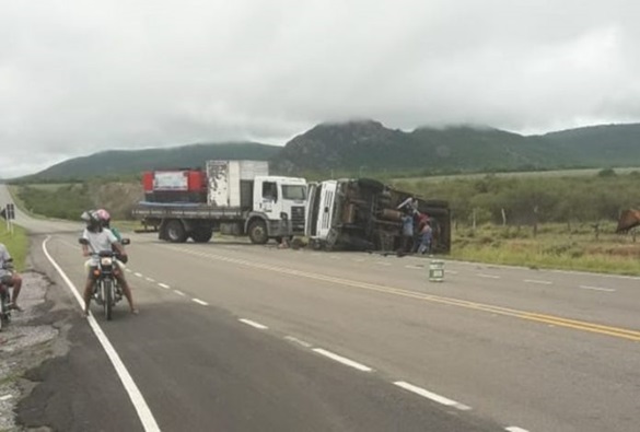 Caminhão tomba na BA-148 trecho de acesso a cidade de Dom Basílio