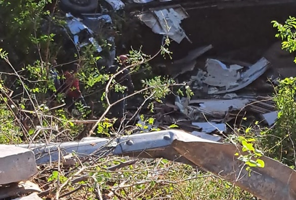 Caminhão frigorífico cai em ribanceira na BA-148; Populares saqueiam carga