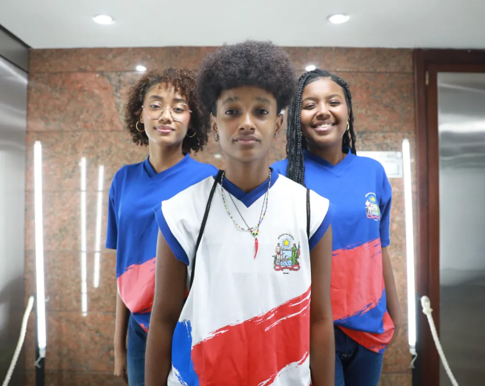 Bahia lança novo fardamento escolar para alunos da rede estadual após 15 anos