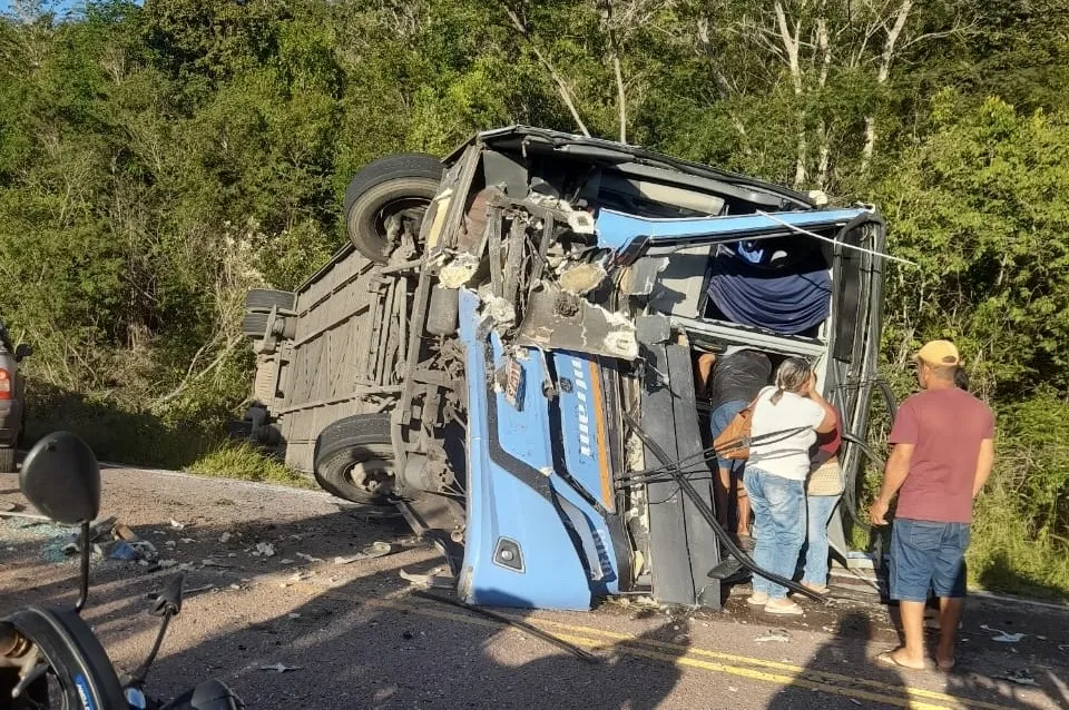 Grave acidente entre ônibus e caminhão é registrado entre Ituaçu e Barra da Estiva