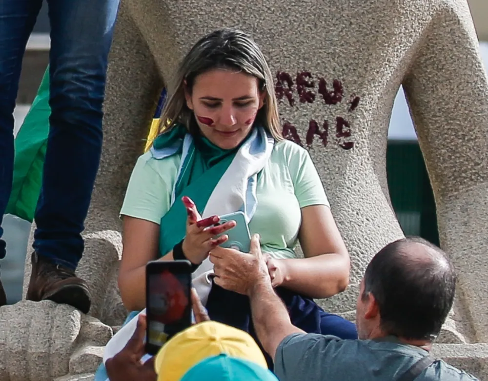 Baiana que manchou estátua de batom é condenada a 14 anos de prisão pelo STF