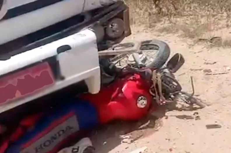 Motociclista morre em colisão frontal com caminhão em Tanhaçu