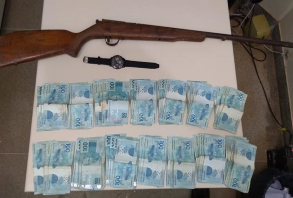 Jovens são presos acusados de roubar dinheiro e deixar vítima amarrada cidade de Paramirim 