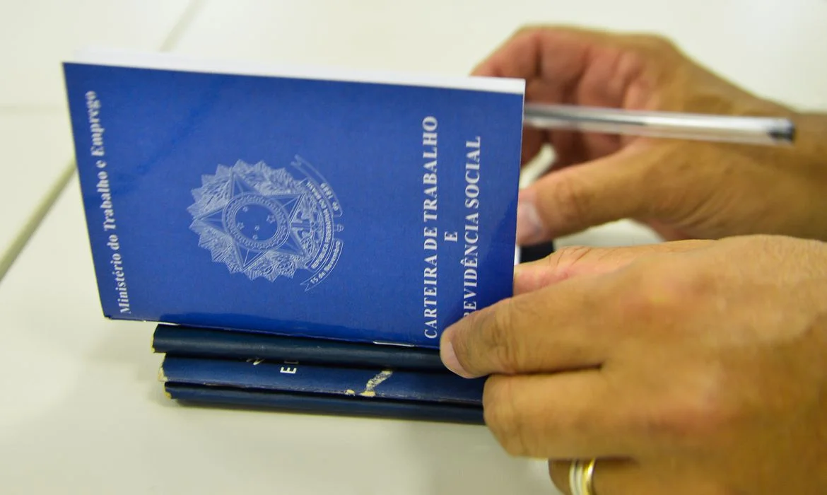 Desemprego cai para 5,3%, o menor para o trimestre terminado em julho