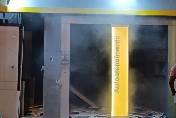 Criminosos explodem agência bancária e atacam sede da PM na Bahia