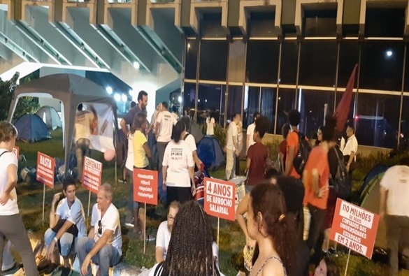 Professores acampam na Secretaria de Educação: 'Fecharam as portas na nossa cara' 