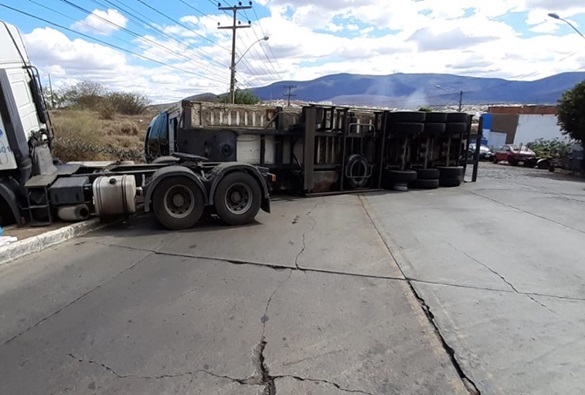 Carreta carregada tomba na BA-262 