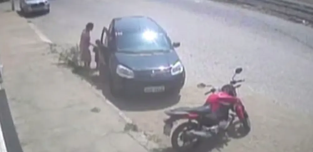 Criança de 3 anos liga carro e invade estabelecimento em Brumado