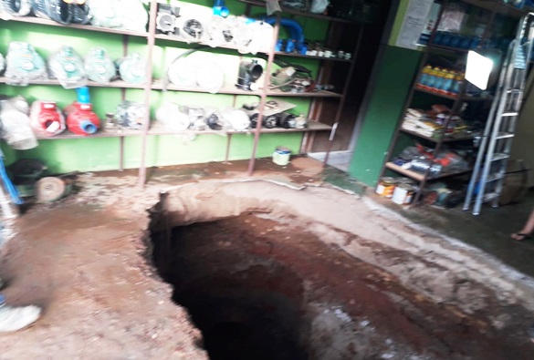 Manilha de esgoto rompe e piso de comércio em Livramento cede e forma grande buraco 