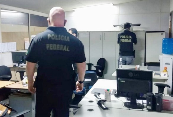 Mais da metade do dinheiro destinado para combater a covid-19 foi desviada por Governadores e Prefeitos