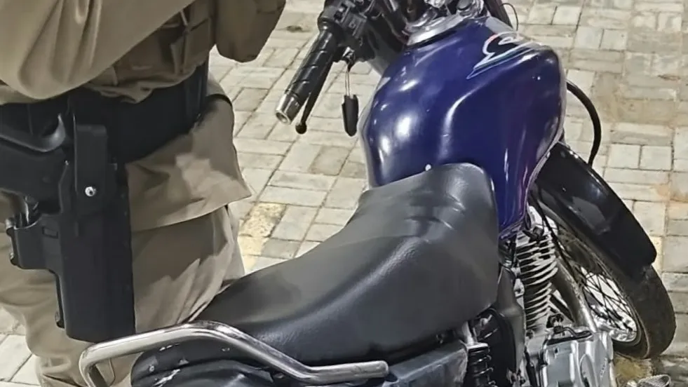 Suspeitos fogem da PM e abandonam motocicleta com restrição judicial em Aracatu