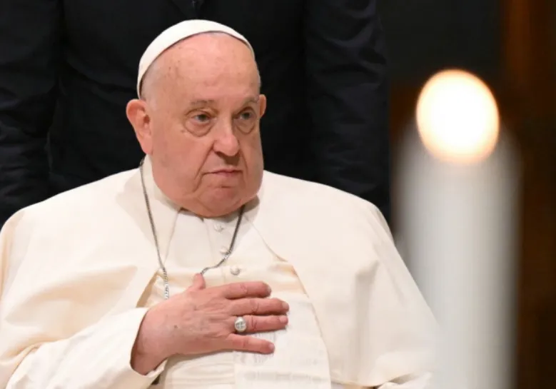 Papa Francisco segue hospitalizado e em estado crítico