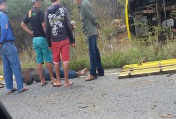 Caminhão com placas de Jussiape tomba na BA-148 entre Livramento e Brumado