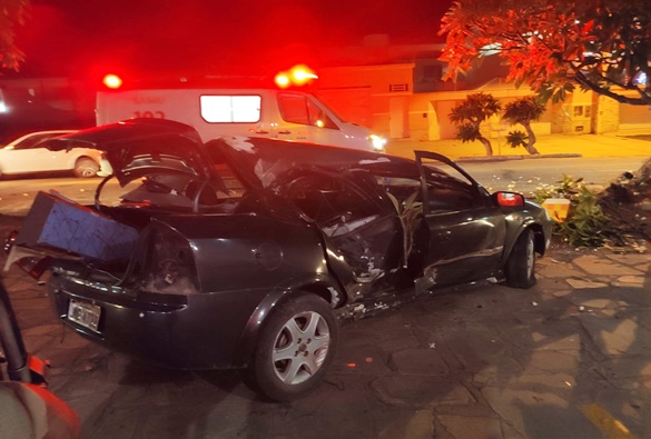 Carro colide violentamente em árvore na BA-148 em Livramento  