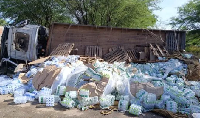 Caminhão carregado com água mineral tomba em Urandi