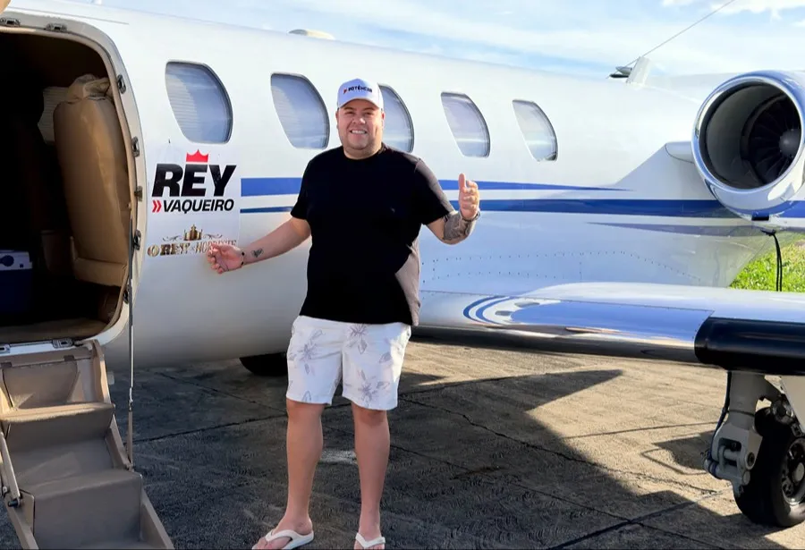 Avião com cantor Rey Vaqueiro pega fogo após sair da pista de pouso