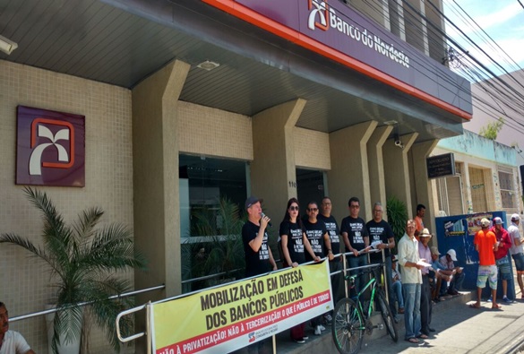 Representantes do sindicato dos bancários realizam manifestação em Brumado